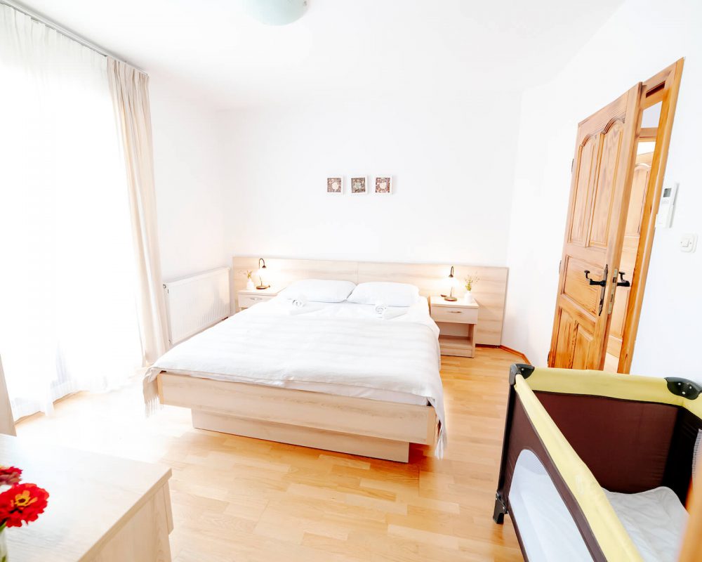 Das Schlafzimmer mit dem Doppelbett der Villa Alma besitzt auch einen eigenen kleinen Balkon als Rückzugsort.