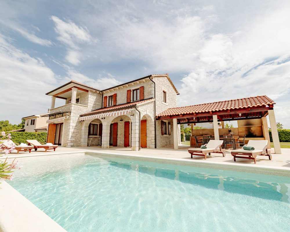 Der erfrischende Swimmingpool befindet sich gleich neben der Villa Begonia. Auf der Terrasse sind Sonnenliegen zum Sonnenbaden, sonnengeschützt ist man unter den Markisen.