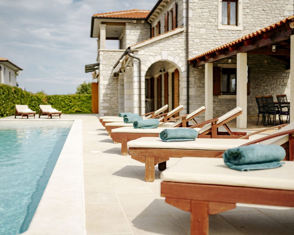 Die Villa Begonia hat Acht schicke Sonnenliegen die um den Swimmingpool stehen. Diese sind perfekt auf den erfrischenden Pool ausgerichtet.