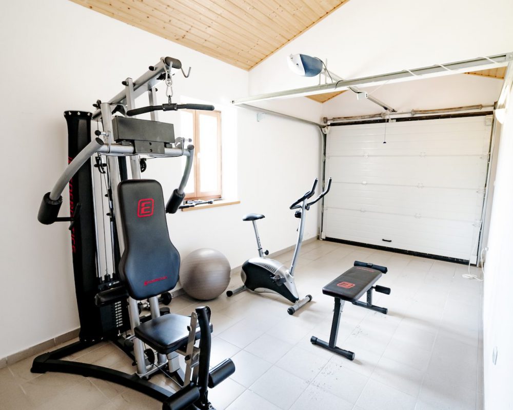 Die Villa Bergonia besitzt einen kleinen Fitnessraum mit Sportgeräten wie zum Beispiel Hanteln, ein Crosstrainer oder eine Kraftstation.