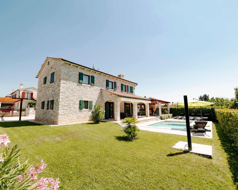 Die Villa Dracena und die Terrasse mit dem Außenpool befinden sich auf der schicken, gepflegten Wiese des Grundstücks.