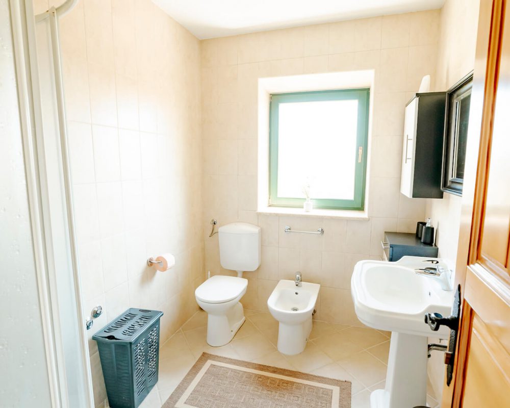 Das Badezimmer in der ersten Etage hat einen Badschrank mit Spiegeln und eine Dusche mit Schiebetüren.