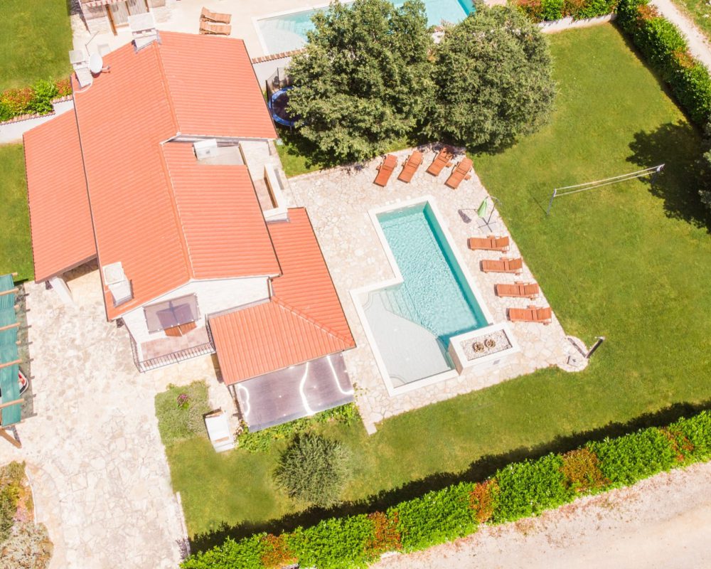 Die Villa Alma verfügt im Außenbereich über einen überdachten Parkplatz, eine schön bepflanzte Grünanlage, eine Terrasse mit großem Außenpool und abwechslungsreichen Spiel-und Sportgeräten.