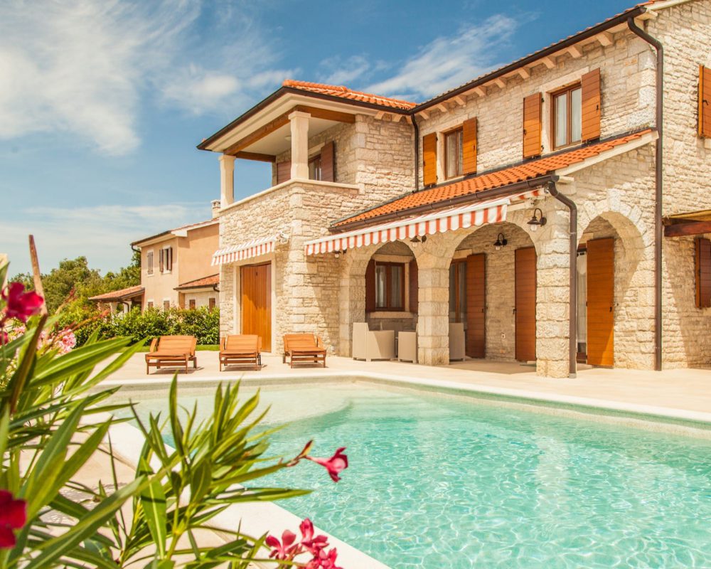 Der erfrischende Swimmingpool befindet sich gleich neben der Villa Begonia. Auf der Terrasse sind Sonnenliegen zum Sonnenbaden, sonnengeschützt ist man unter den Markisen.