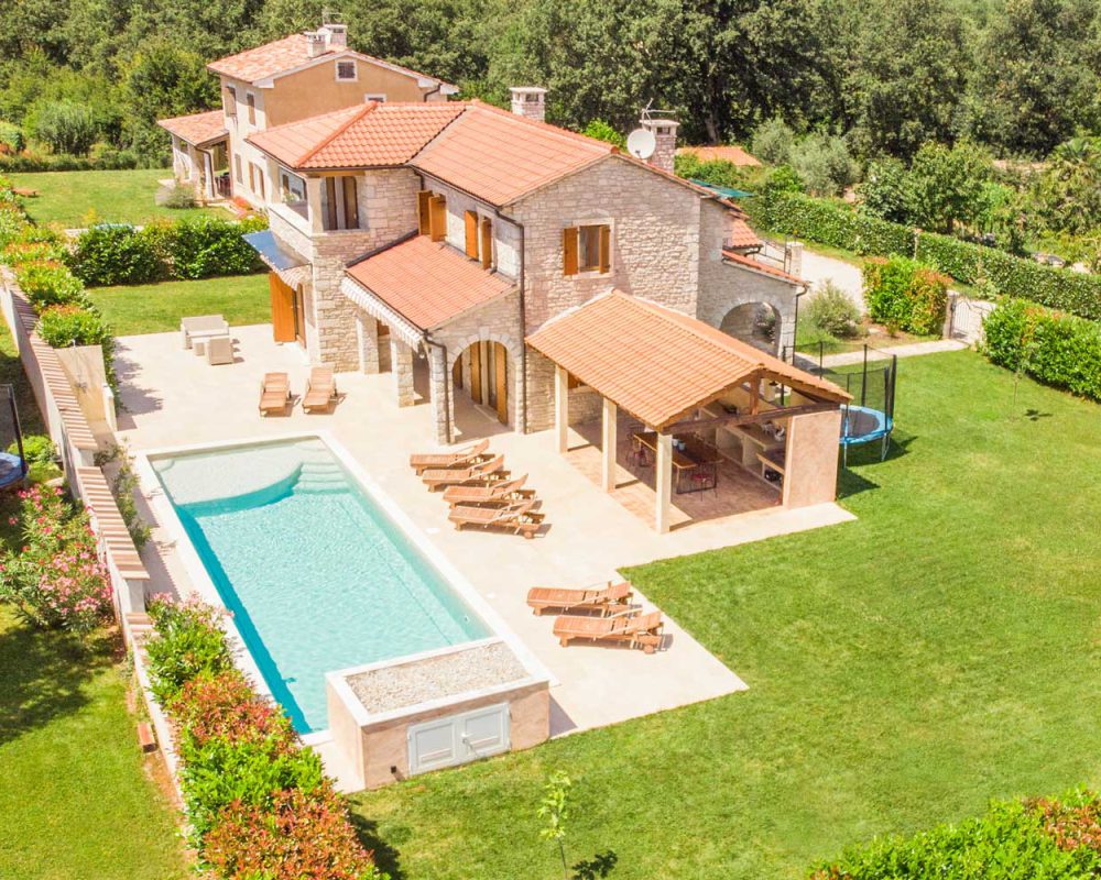 Auf dem Grundstück der Villa Begonia der Villas Istria bringt der große Swimmingpool der ganzen Familie Spaß. Ein großes Trampolin und die rustikale Außenküche sorgen bei Kindern und Eltern für ein entspanntes Urlaubsfeeling.