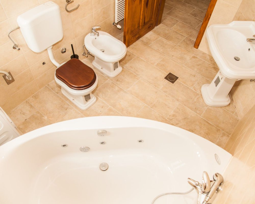 Das große Badezimmer verfügt über eine große, schicke Hydromassagewanne.