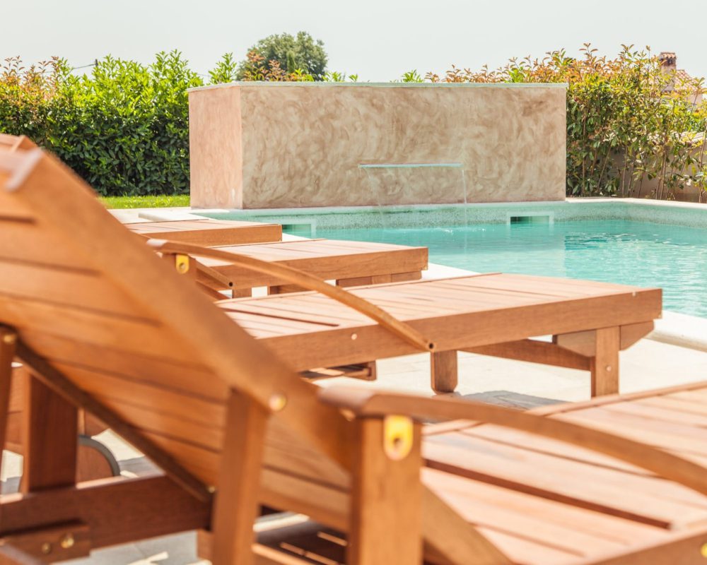Die Villa Begonia hat Acht schicke Sonnenliegen die um den Swimmingpool stehen. Diese sind perfekt auf den erfrischenden Pool ausgerichtet.