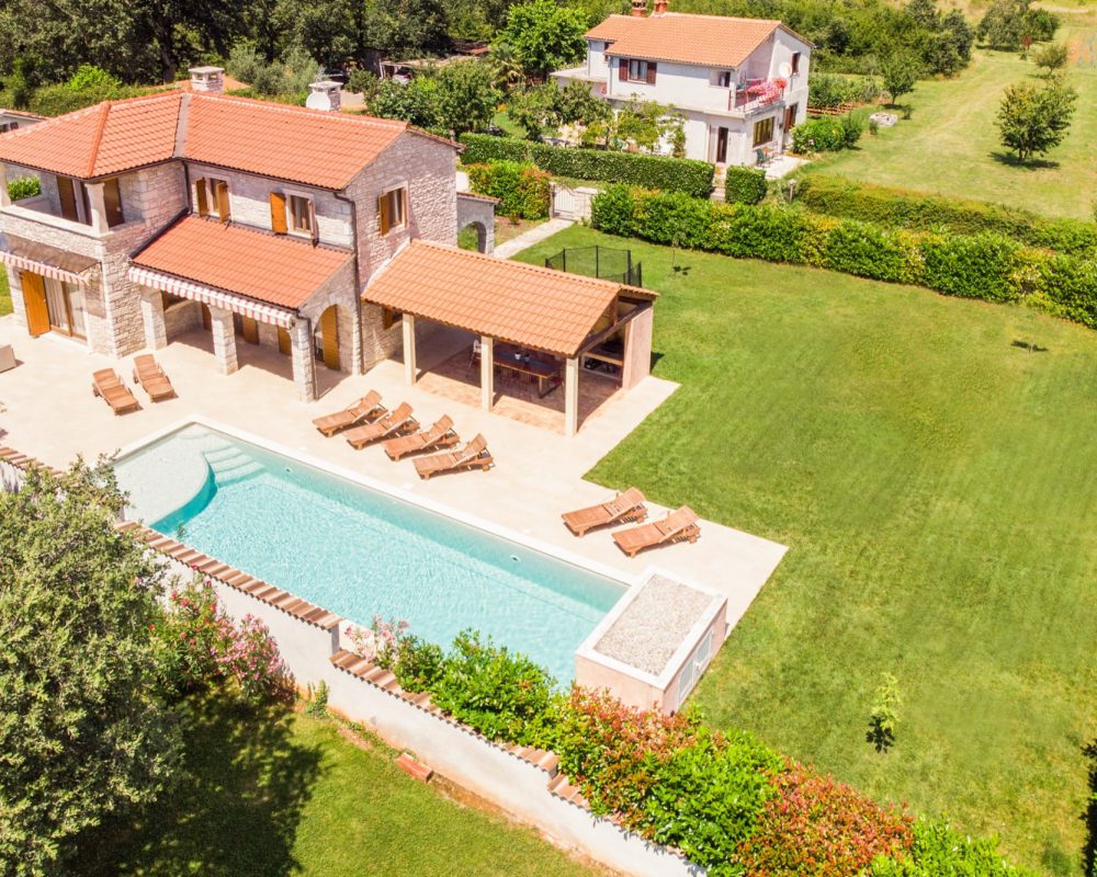Die Villa Begonia verfügt im Außenbereich über eine Terrasse mit Außenpool und Loungemöbeln, eine gepflegte Grünanlage, ein Trampolin und eine rustikale Außenküche.